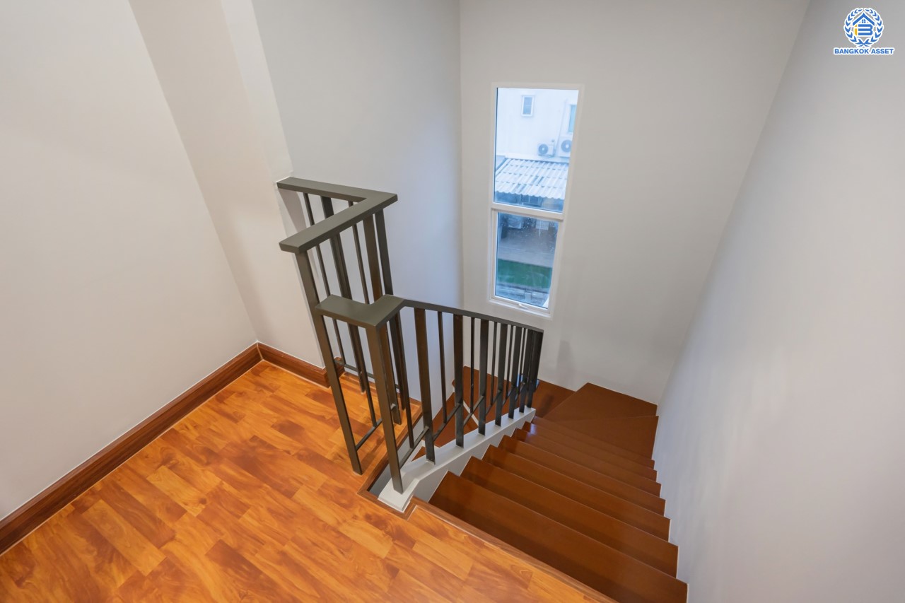 บ้านมือสองตกแต่งใหม่ ม.พาทิโอ แจ้งวัฒนะ-เมืองทอง ใจกลางเมืองทองธานี พร้อมสิ่งอำนวยความสะดวกครบครัน ใกล้ทะเลสาบเมืองทอง หลังใหญ่ 3 ชั้น บนเนื้อที่ 22 ตร.ว. ฟังก์ชัน พร้อม 3 ห้องนอน 3 ห้องน้ำ บนทำเลเชื่อมต่อ ถ.ติวานนท์, ถ.แจ้งวัฒนะ ใกล้ทางด่วน "เมืองทอง"...